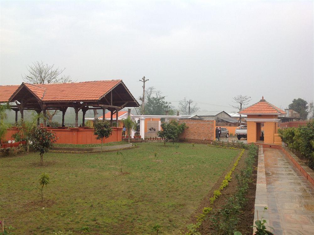 Landmark Forest Park Sauraha Exterior photo