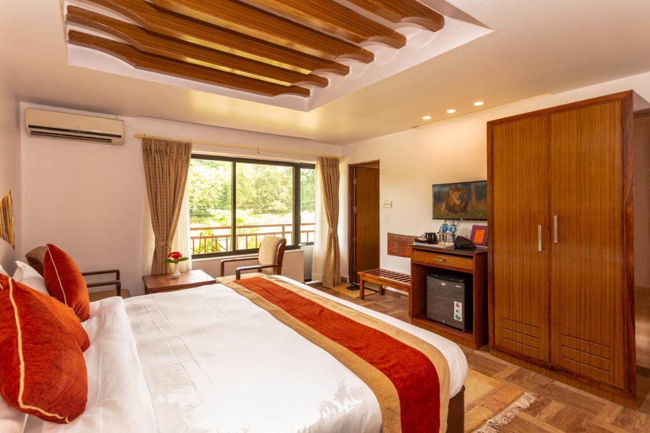 Landmark Forest Park Sauraha Exterior photo