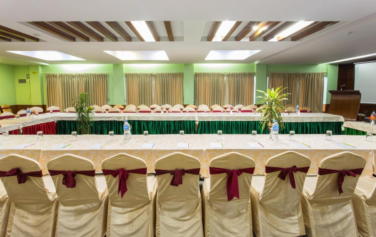 Landmark Forest Park Sauraha Exterior photo